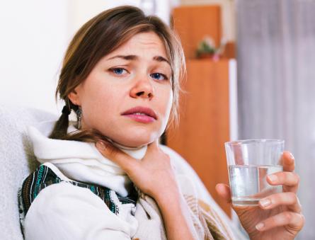 Чем полоскать горло при ангине: правила лечения тонзиллита в домашних условиях