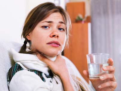 Чем полоскать горло при ангине: правила лечения тонзиллита в домашних условиях